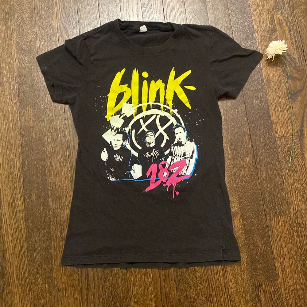 Vintage Blink 182 Band T-Shirt. No size tag. Looks like XS.